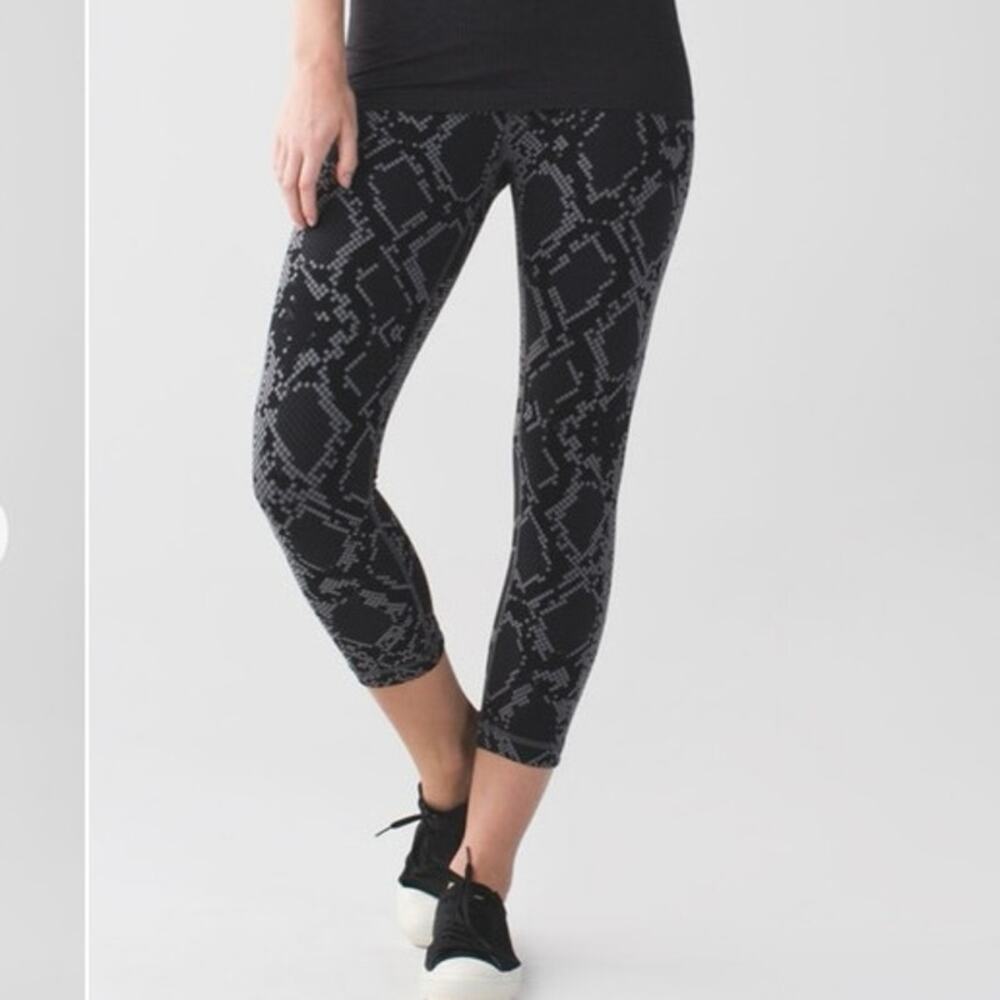 Lululemon Size 6 Wunder Under Crop Hi-Rise Ziggy‎ Snake Slate Deep Coal